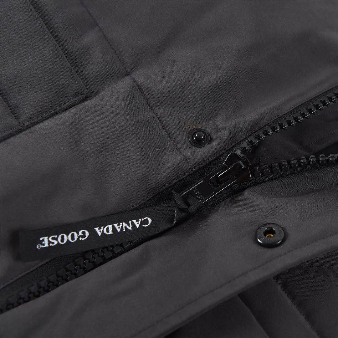 P360 Graphite Gray] Canada Goose Canada Goose#Freestyle Crew 4154M Men’s and Women’s Vest Down# ➖ Genuine synchronous anti-counterfeiting chip sensor! ➖ Imported Behringer embroidery machine to customize 10,000-needle embroidery logo! ➖ Imported 21-count polyester-cotton blended original fabric, using Feather-Light 10D waterproof coating fabric, made of 84.5% polyester fiber and 15.5% cotton, 100% the best feel in the entire network! ➖ The genuine official website uses the national standard 80 white duck down, and will never be misled by false claims such as 90 down or goose down! ➖ 100% nylon nylon lining with double double-layer sealing design to prevent velvet from running away. Top-grade polar fleece is used in the collar and pockets to keep warm and comfortable! ➖ Yoshida YKK provides original custom-made electroplated sliders. YKK two-way lockable zippers are tight and smooth and will not peel off paint! ➖ 3M composite original Velcro is durable, and all accessories and hardware are disassembled and customized! ⛔No slander, no exaggeration, no need for too much copywriting, because it is focused, it is professional!  SIZE: XS S M L XL XXL